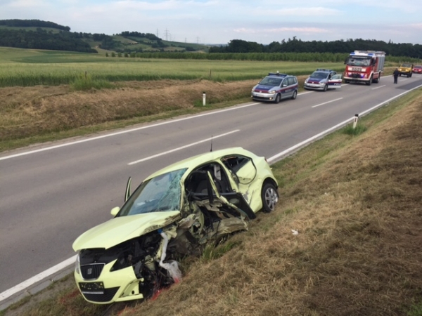 Schwerer Verkehrsunfall mit drei beteiligten Fahrzeugen