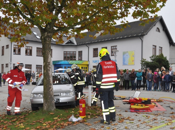 Schauübung: VU mit einer eingeklemmten Person