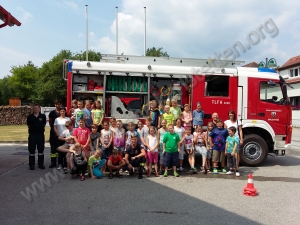 Volksschulklasse besucht die Feuerwehr