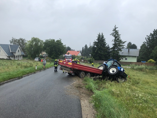 Fahrzeugbergung: Traktor umgekippt