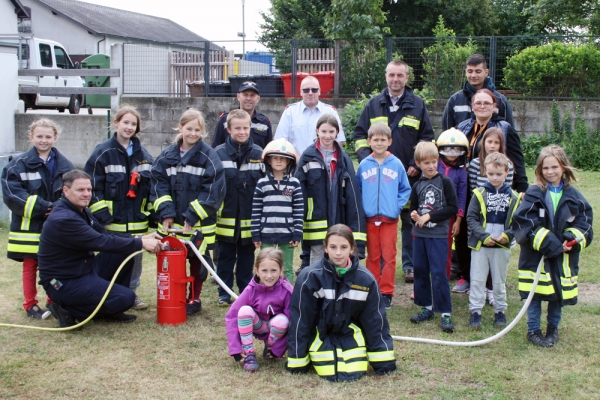 Kinder der Ferienbetreuung zu Besuch bei der Feuerwehr!