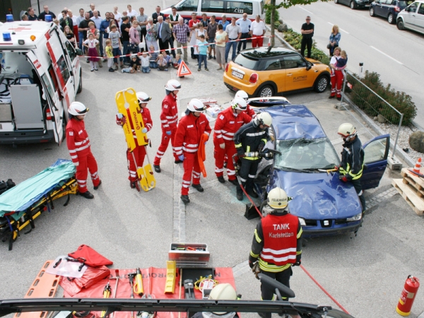 Schauübung: Verkehrsunfall mit eingeklemmter Person